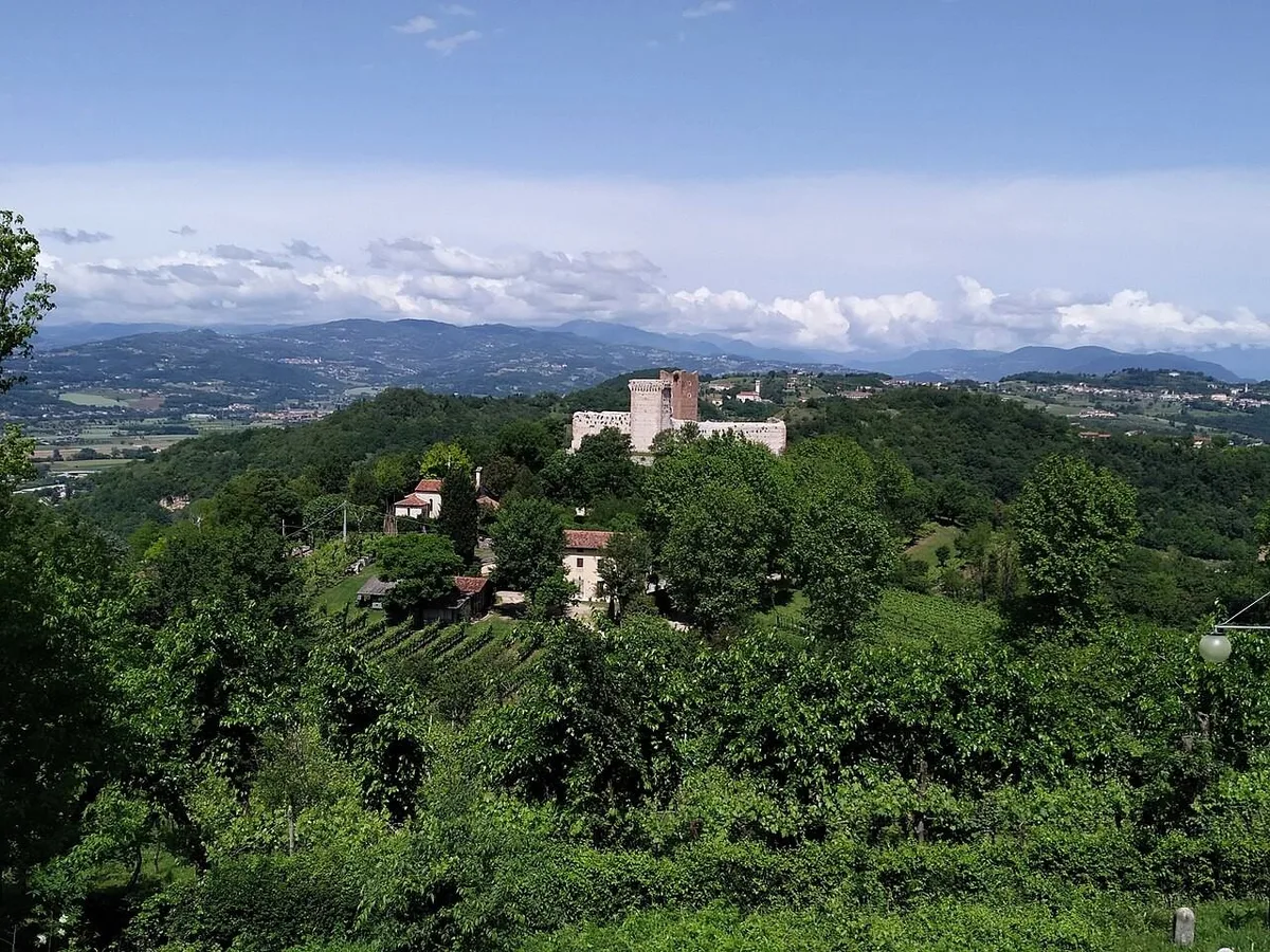 Castello della Villa, Romeo’s Castle, above the mist at Montecchio Maggiore