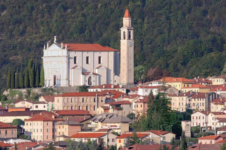 Panorama_di_Arsiero_con_la_Chiesa_di_San_Michele Arxvice, CC BY-SA 4.0 via Wikimedia Commons