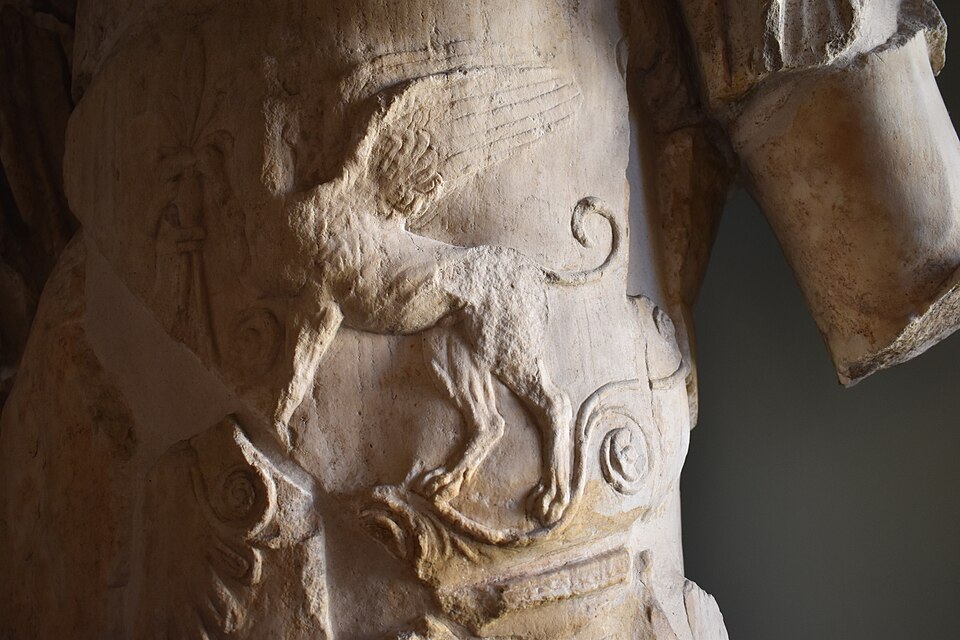 Statua Ioricata acefala - dettaglio - Museo naturalistico archeologico